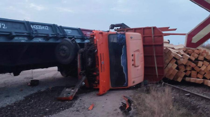 Вагон сошел с рельс в Красноярском крае из-за столкновения с груженным КАМАЗом