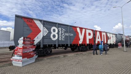 АО «ФГК» протестировало выгрузку 8-осного полувагона «Урал» в морском порту «Суходол»