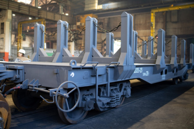 На Волчанском механическом заводе изготовлен новый вагон-платформа для прутков в пакетах