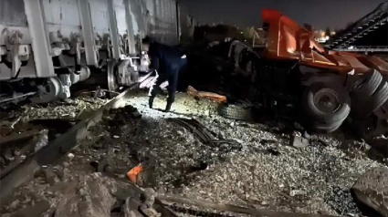 Столкновение поезда с грузовиком на переезде