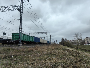 Контейнеры продолжают грузить в полувагоны