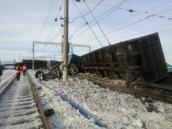 Четыре грузовых вагона сошли с рельсов в Омской области, никто не пострадал