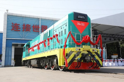 CRRC выпустила первый гибридный маневровый локомотив для Казахстана