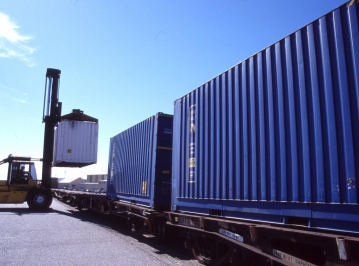 Как вы относитесь к возможности перевозки контейнеров в полувагонах?
