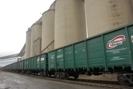 Сибцем увеличил число собственных крытых вагонов в 1,6 раза, хопперов-цементовозов - на 20%