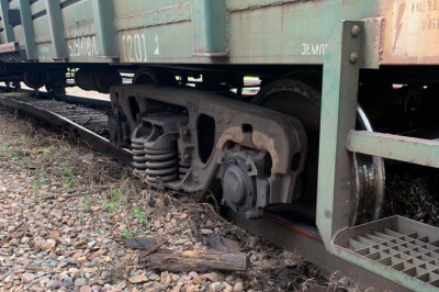Вагоны грузового поезда сошли с рельсов в Иркутской области