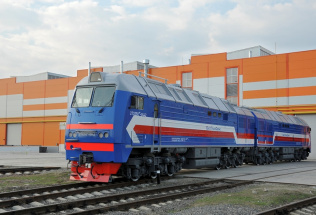 Трансмашхолдинг начал поставки «БалтТрансСервису» грузовых тепловозов 2ТЭ25КМ